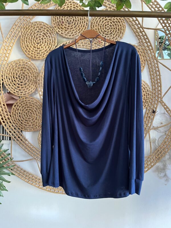 Blusa Gola Caída Manga Longa Azul Marinho
